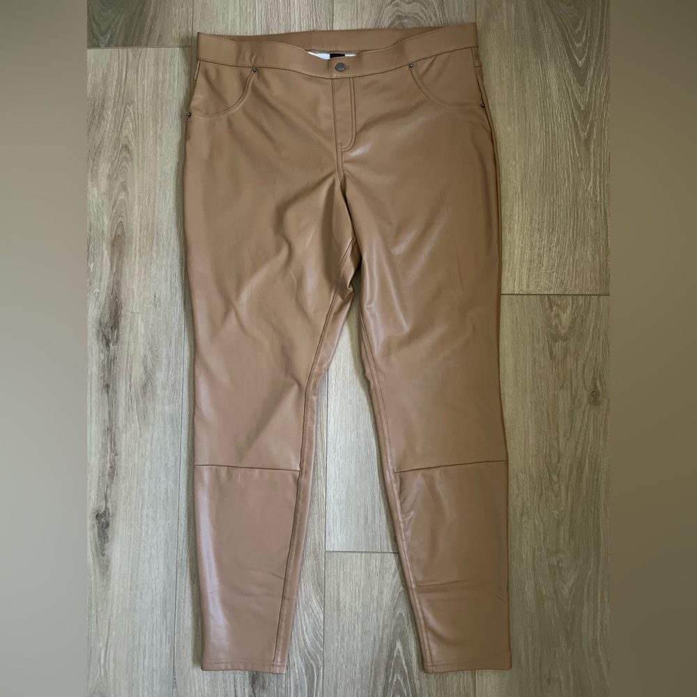 HUE Leatherette Mid Rise Full Length Leggings NWT - Picture 2 of 8